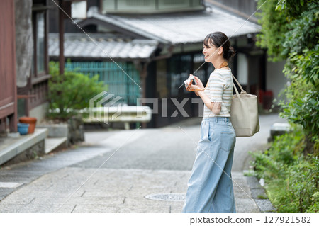 女孩的旅行相機女孩的旅行 127921582
