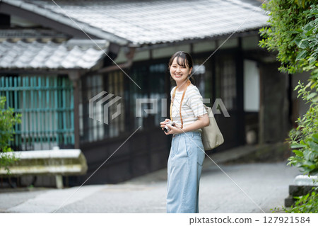 女孩的旅行相機女孩的旅行 127921584