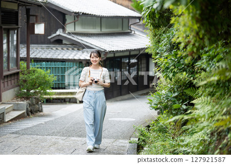 女孩的旅行相機女孩的旅行 127921587