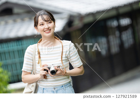 女孩的旅行相機女孩的旅行 127921589