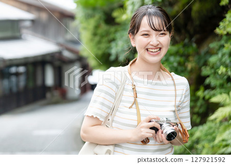 女孩的旅行相機女孩的旅行 127921592