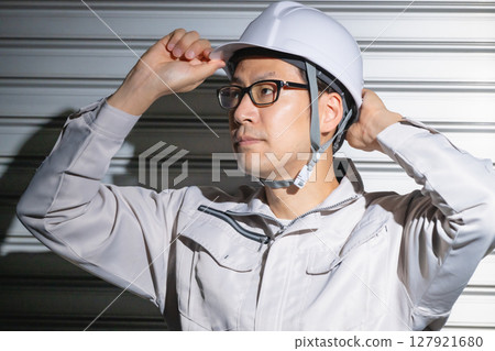 Male worker working 127921680