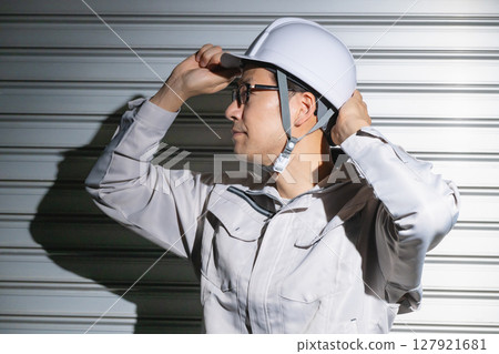Male worker working 127921681