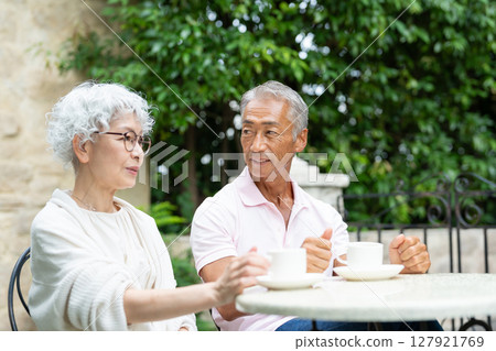 老夫婦在花園喝咖啡 127921769
