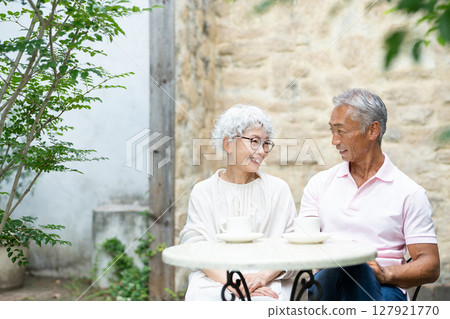 老夫婦在花園喝咖啡 127921770