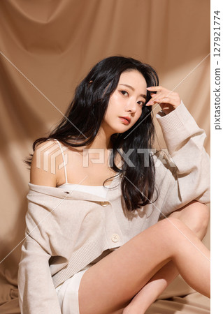 以米色織物為背景拍攝的年輕女子的奢華美麗肖像 127921774
