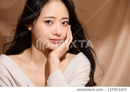 以米色織物為背景拍攝的年輕女子的奢華美麗肖像 127921845