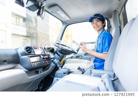 Young delivery staff driving 127921995
