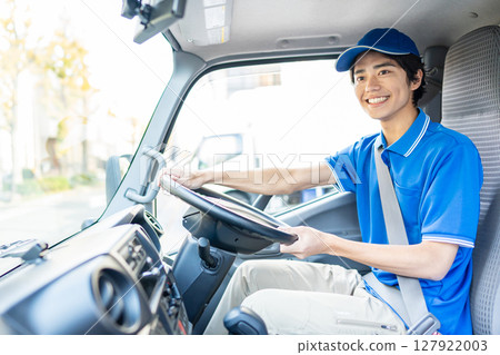 駕駛卡車的年輕男性司機 127922003