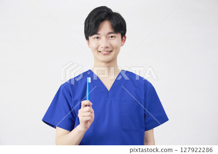 牙醫男子手持牙刷肖像白色背景 127922286