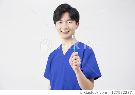牙醫男子手持牙刷肖像白色背景 127922287