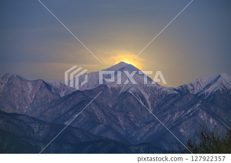 月亮落在常念岳上，山峰閃閃發光[照片拍攝於阿爾卑斯公園瞭望廣場] 127922357