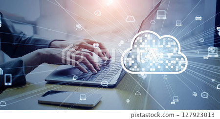 商務人員在辦公室使用筆記型電腦的雲端運算概念 127923013