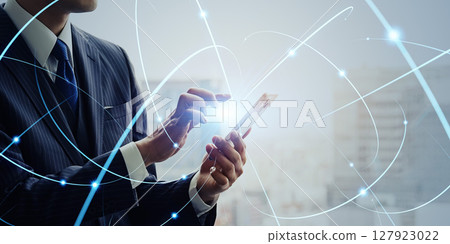 使用智慧型手機和通訊網路概念的男性商務人士 127923022