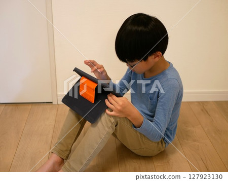Children addicted to tablets 127923130