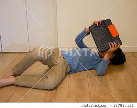 A child who keeps looking at the iPad A child who keeps looking at the iPad 127923131