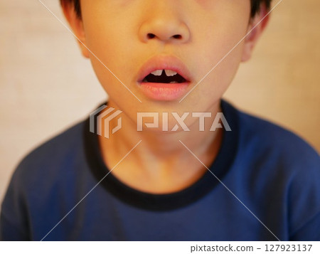 張開嘴的男孩正面 張開嘴的男孩正面 127923137