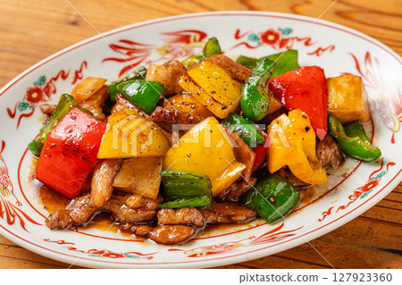 Stir-fried meat vegetables 127923360