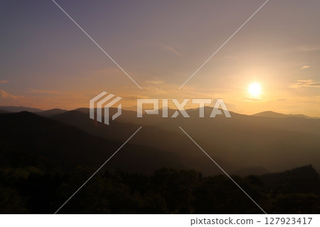 夕陽的天空,日落,雲彩,山脈 夕陽的天空,日落,雲彩,山脈 127923417