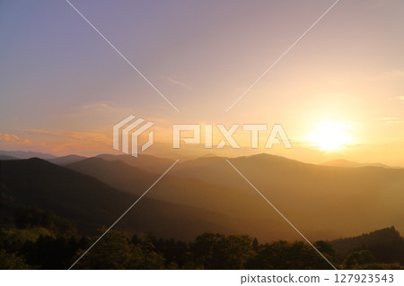 夕陽的天空，日落，雲彩，山脈 127923543