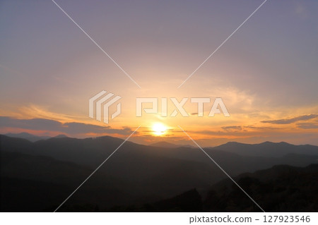 夕陽的天空，日落，雲彩，山脈 127923546