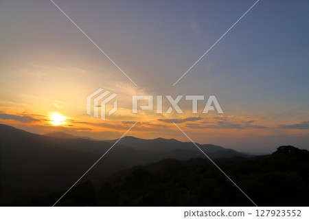 夕陽的天空,日落,雲彩,山脈 夕陽的天空,日落,雲彩,山脈 127923552