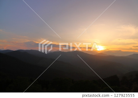 夕陽的天空，日落，雲彩，山脈 127923555