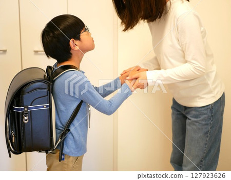 A mother holds her child's hand and tells him a promise 127923626