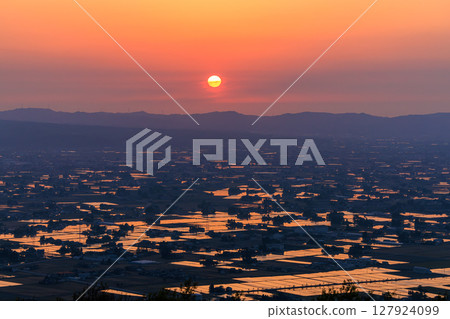 [Toyama Prefecture] Evening view of Tonami Plain "Fukimura" 127924099