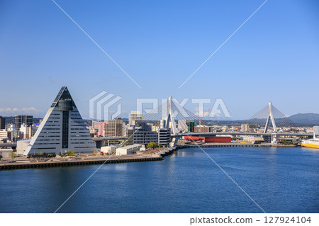 [Aomori Prefecture] Aomori Port seen from a boat in the early morning 127924104