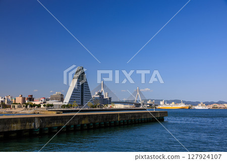 [Aomori Prefecture] Aomori Port seen from a boat in the early morning 127924107