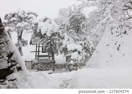 雪中的「國寶」彥根城與報時鐘（日本百佳音景）/最冷的一天/日本百座名城/琵琶湖國定公園 127924374