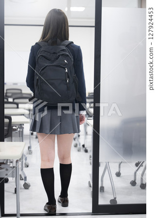 高中女生上學或補習班的形象,無臉,背影 高中女生上學或補習班的形象,無臉,背影 127924453