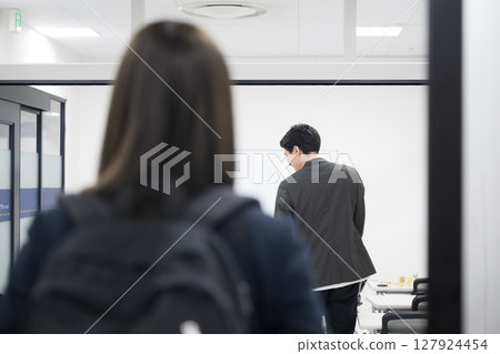 高中女生上學或補習班的形象，無臉，背影 127924454