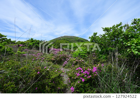 初夏的宮切石和中嶽山 127924522