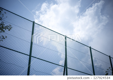 籬笆那邊的天空 戲劇性的天空 夏天的天空 藍天 公園圖像 127924584