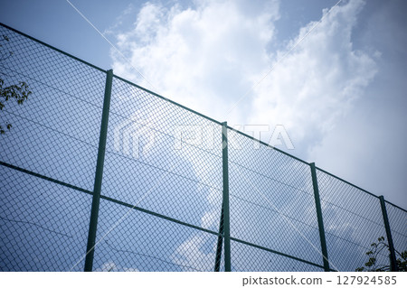 籬笆那邊的天空 戲劇性的天空 夏天的天空 藍天 公園圖像 127924585