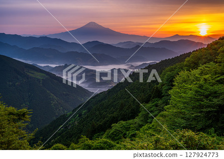 Sunrise and mountain ranges seen from Shimizu Yoshiwara, Mount Fuji Sunrise and mountain ranges seen from Shimizu Yoshiwara, Mount Fuji 127924773
