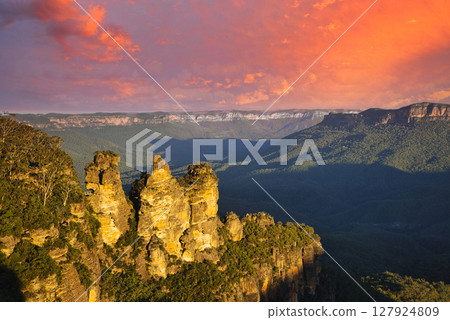 Three Sisters' evening landscape at Blue Mountains National Park Three Sisters' evening landscape at Blue Mountains National Park 127924809