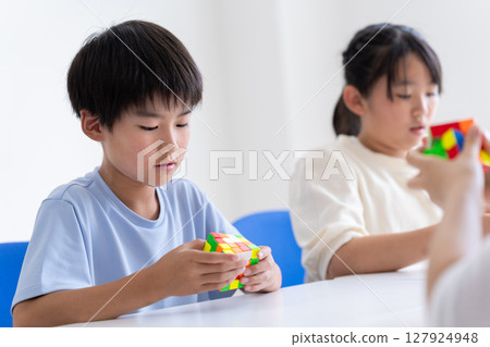 孩子們試圖解決教育玩具魔術方塊 127924948
