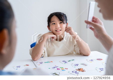 補習班的學生用抽認卡學習英語 127924956