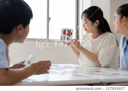補習班的學生用抽認卡學習英語 127924957