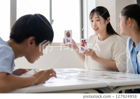 補習班的學生用抽認卡學習英語 127924958