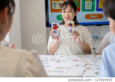 補習班的老師用抽認卡教英語 127924959