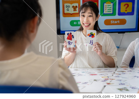 補習班的老師用抽認卡教英語 127924960
