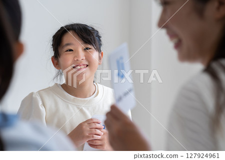 補習班的學生用抽認卡學習英語 127924961