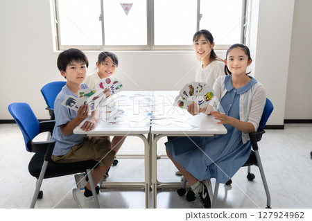 Students learning English with flash cards at a cram school 127924962