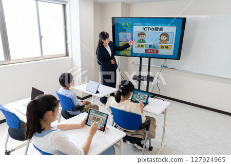 ICT classes for elementary school students ICT classes for elementary school students 127924965