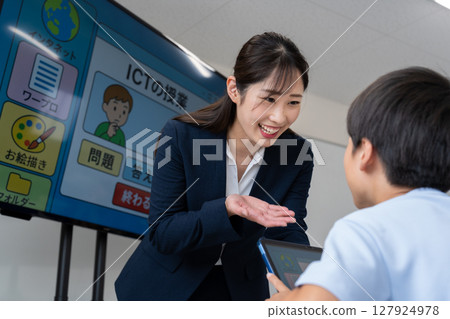 ICT classes for elementary school students 127924978