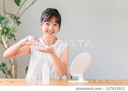 痤瘡護理、皮膚護理、照鏡子化妝的孩子、女孩、小學生、國中生 127925012